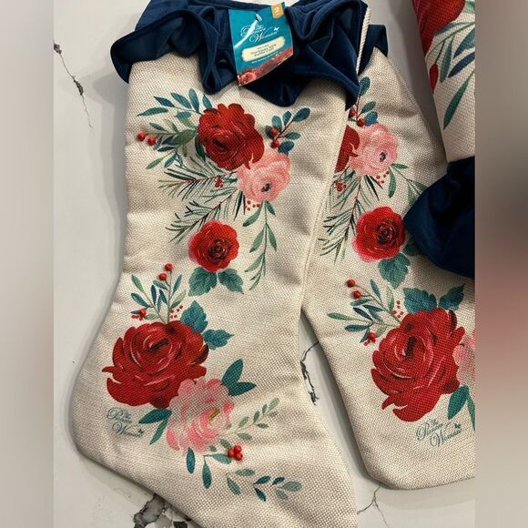 Beautiful Christmas tree skirt with 2 matching stockings - Picture 4 of 5